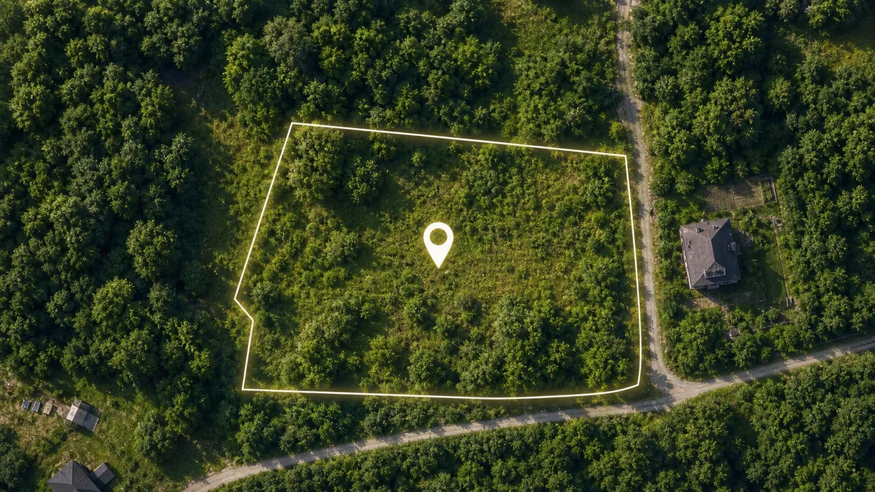 Ein Grundstück, umrissen durch seine Katastergrenze mit einer Standortnadel über einer Satellitenkarte in gardmi