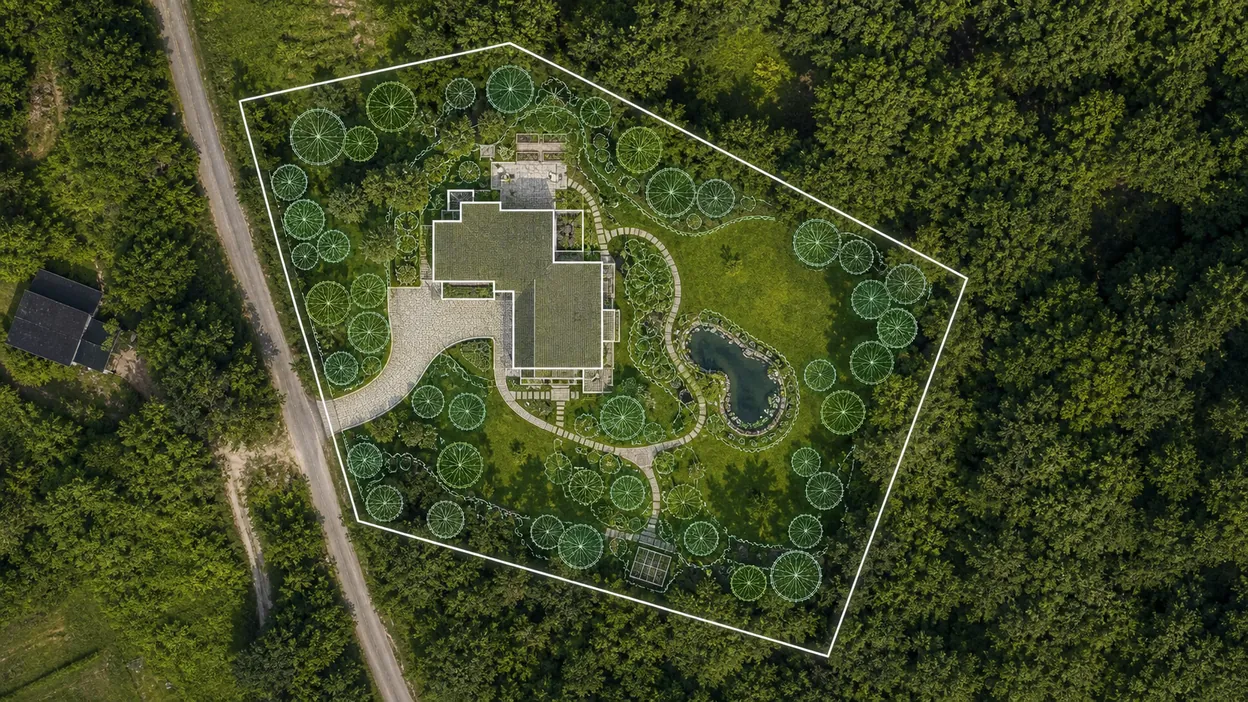 Ein vollständig geplantes Grundstück – Haus, Einfahrt, Bäume, Wege und ein Teich – maßstabsgetreu gezeichnet über einer Satellitenkarte in gardmi