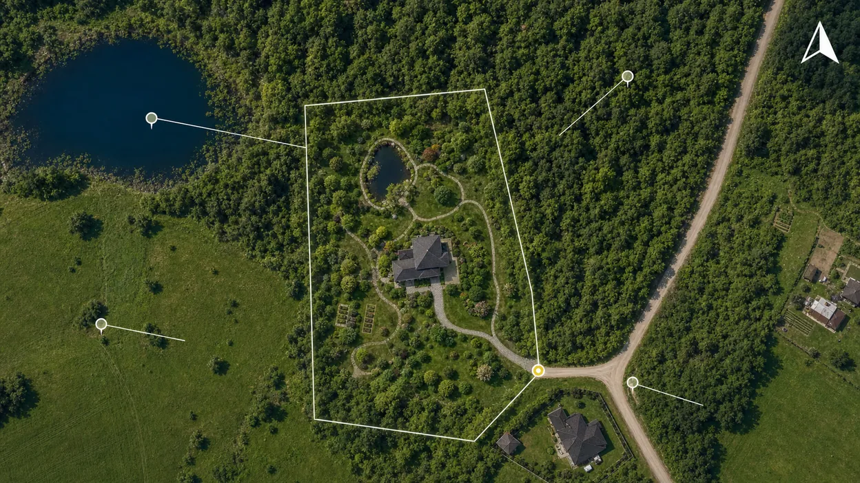Ein Grundstücksschema für ein Immobilienangebot – ein Satellitengrundstück mit Kompass, Eingangsmarkierung und Nadeln zum nahegelegenen See, Wald und zur Straße in gardmi